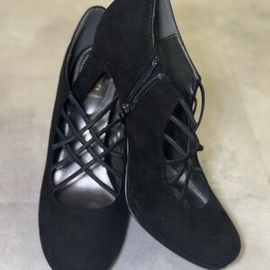 Chic Black Women's Flats with Crisscross Design